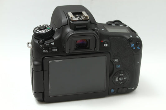 EOS 8000D