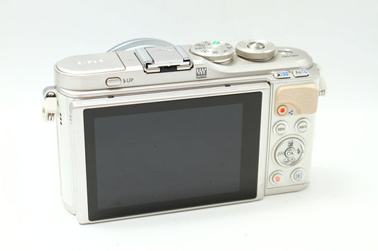E-PL9 ホワイト + ED 14-42 EZ レンズキット
