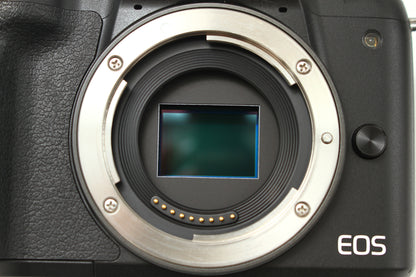 EOS Kiss M ブラック + 15-45 レンズキット