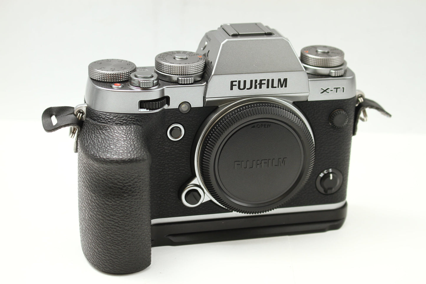 X-T1 Graphite Silver Edition + ハンドグリップ