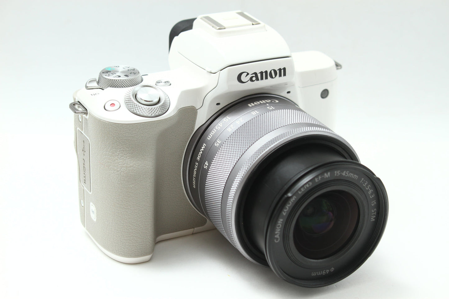 EOS Kiss M  ホワイト + 15-45 IS STM + 22 STM Wレンズキット