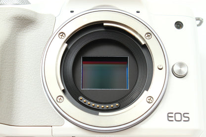 EOS Kiss M  ホワイト + 15-45 IS STM + 22 STM Wレンズキット